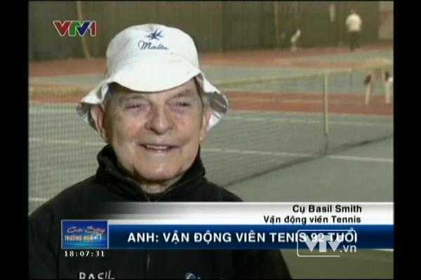 Clip: Cụ già 92 tuổi chơi tennis giỏi hơn thanh niên
