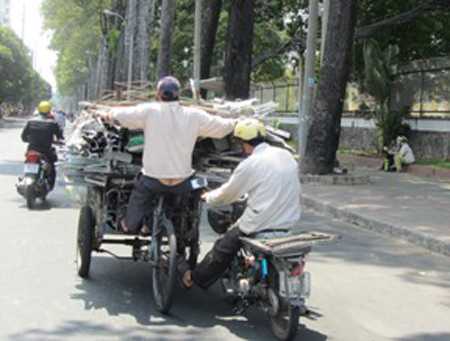 Xe ba bánh thô sơ: Cấm cứ cấm, chạy cứ chạy