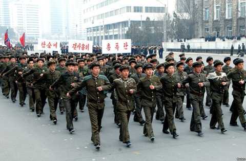 Video: 10.000 người Triều Tiên diễu hành rầm rộ