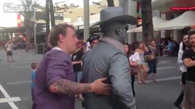 Trêu chọc nghệ sỹ đường phố, bị đấm giữa mặt