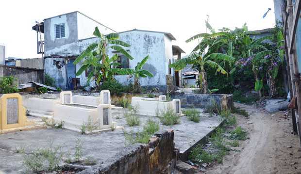 Éo le gia đình 13 năm sống chung với mồ mả