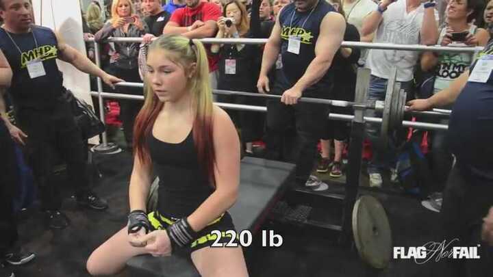 Bé gái 13 tuổi nâng tạ nặng 110kg