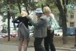 Sự cố đỏ mặt của hàng loạt phụ nữ giữa phố