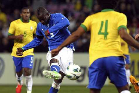 Pha cứa lòng đẹp như trò chơi PS của Balotelli