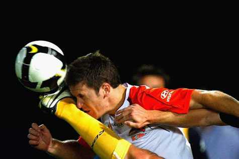 Hạ gục trọng tài như phim chưởng Hong Kong