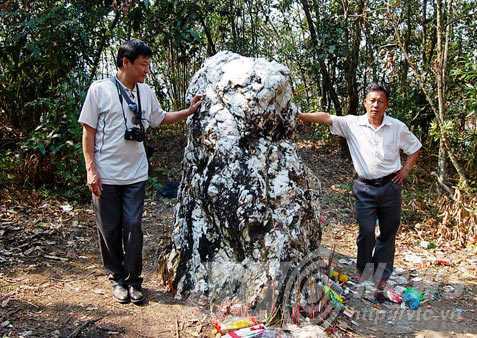 Kỳ lạ tảng đá hóa hổ 'nghiện thuốc' ở biên giới