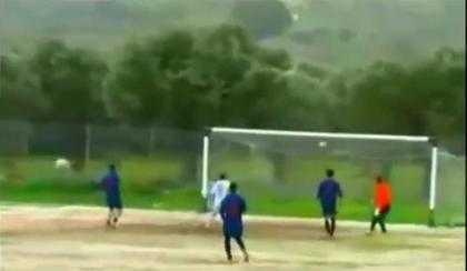 Pha bóng hi hữu: Đập khung thành 4 lần không vào