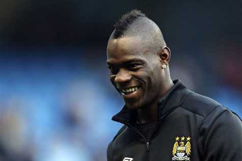 Balotelli quấn khăn tắm 'ghẹo' Messi đệ nhị