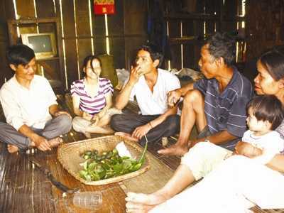 Giữa đại ngàn có làng sợ rượu