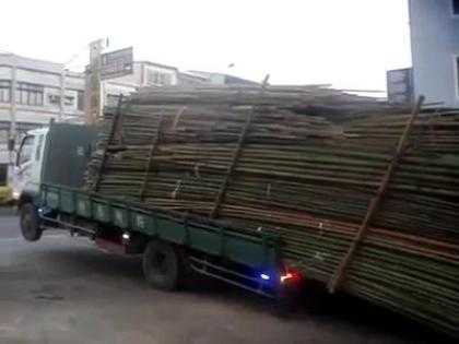 Kiểu dỡ hàng cực nhanh 'độc' chưa từng thấy