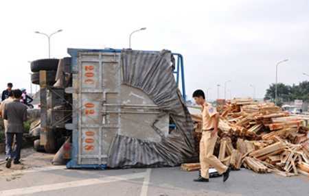 Đột nhiên xuất hiện barie chắn ngang đường cao tốc