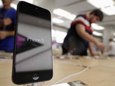 iPhone 5 có đáng mua hơn Galaxy S4?