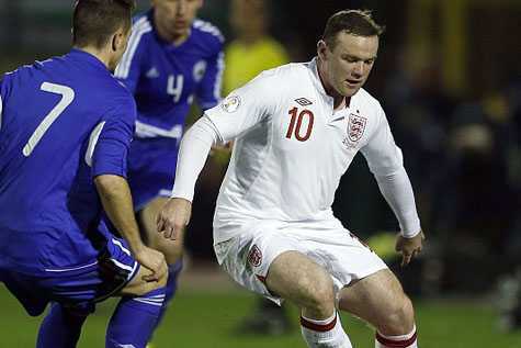 Chưa đá, Rooney tới tấp bị 'dằn mặt'