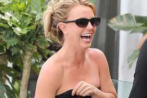 Britney Spears giữ váy suốt ngày vì sợ tuột