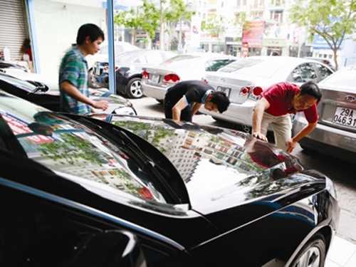 Phí trước bạ sang tên ô tô giảm mạnh từ 1/4