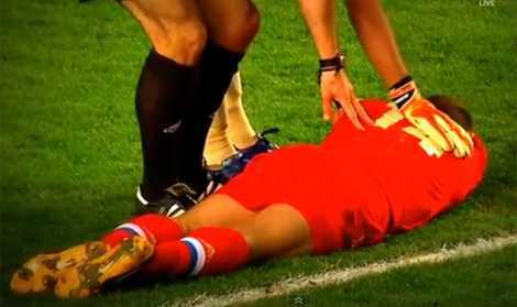 Lãnh đòn 'trời giáng', cầu thủ Nga gục ngay tại chỗ