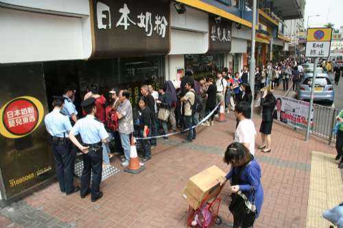 Bị cảnh sát ‘hỏi thăm’ vì mua sữa cho con