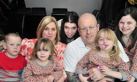 Nỗi đau gia đình có 3 em bé mắc bệnh hiếm