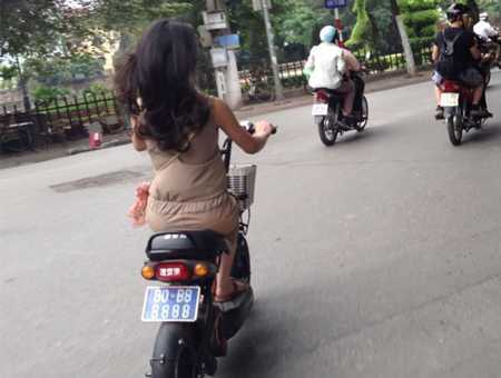 Lại xuất hiện thiếu nữ đi xe biển 'khủng' toàn số 8