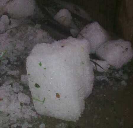 Mưa đá to như nắm tay lại ầm ầm dội xuống Lào Cai