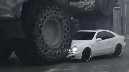 Máy xúc khổng lồ nghiền Mercesdes không thương tiếc