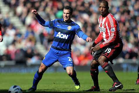 Van Persie suýt thông nòng, MU hạ đẹp 'Mèo đen'