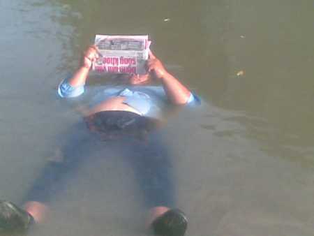 Người đàn ông đọc báo và ngủ trên mặt nước