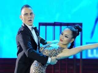 'Miêu nữ' Lan Phương chui ra từ lồng sắt, nhảy bốc lửa