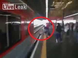 Tiếc điện thoại rơi, thiếu nữ suýt bị đoàn tàu cán