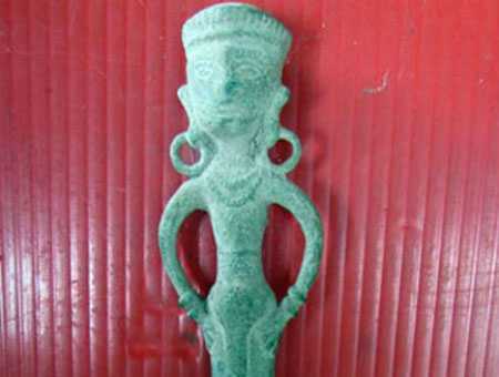 Phát hiện dao găm cổ hình người 2.500 tuổi