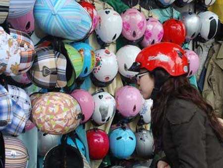 Bán mũ bảo hiểm giả bị phạt 200 triệu đồng