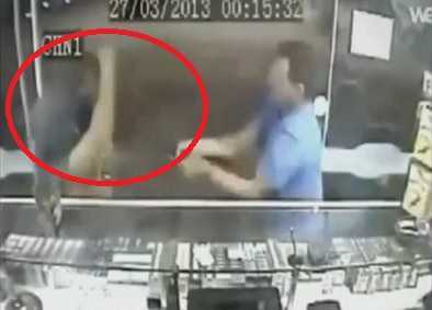 Clip: Cướp bị nhân viên cửa hàng truy đuổi trối chết