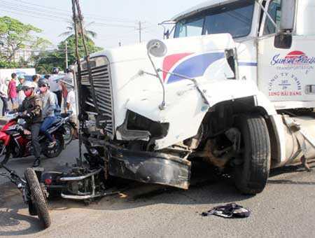 Cận cảnh vụ container tông hàng chục phương tiện