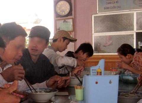 Vạch mặt quán bán phở bò giả