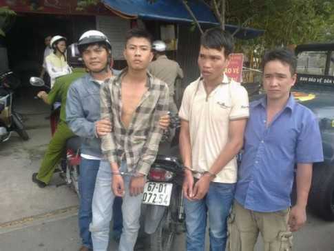 Chồng trộm xe, vợ đưa tiền vàng hối lộ hiệp sĩ