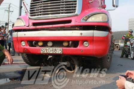 Thanh niên lọt thỏm gầm container chết thảm