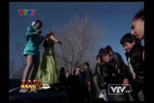 Clip: Thiếu nữ nhảy nhót trên xe hơi tìm chồng