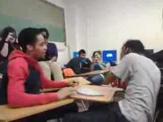 Nam sinh nghịch dại, thi tát nhau đến... té xỉu