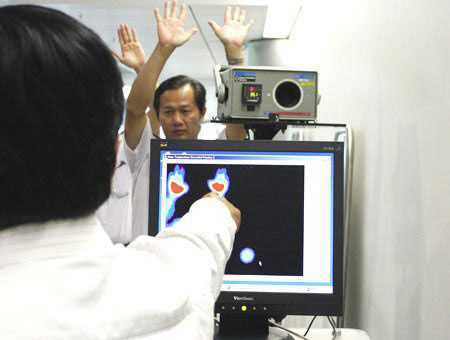 Nhập cảnh qua sân bay bị 'soi'