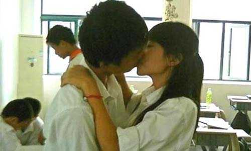 Phản cảm học trò 'yêu' ngay trong lớp học