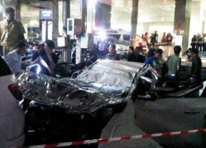 Tai nạn kinh hoàng: Lao xe từ tầng 4 xuống đất, tử vong