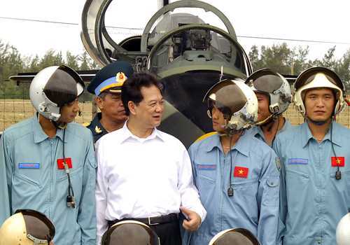 Thủ tướng thăm Trung đoàn Không quân 910