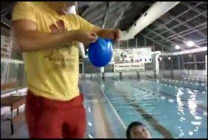 Đội mũ bơi nhanh và 'độc' chưa từng thấy