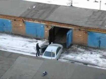 Lắc đầu ngán ngẩm xem cô gái trong clip lái xe vào gara