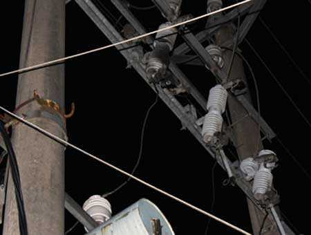 Xẹt đoàng, trạm điện áp nổ như bom