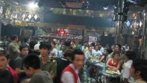 Cảnh sát đột kích quán bar vùng ven rạng sáng