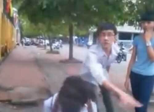Nữ sinh bắt bạn quỳ gối xin lỗi giữa đường