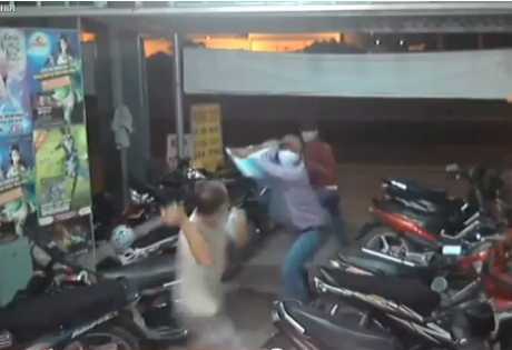 Vác mã tấu cướp tiệm Internet 'đụng' lính đặc công