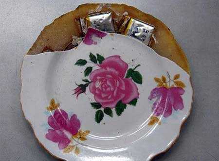 Đĩa sứ Trung Quốc chứa 2 gói 'lạ' đáng ngờ