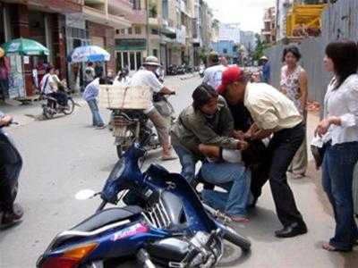 Một phụ nữ 'tung cước' hạ gục 2 tên cướp